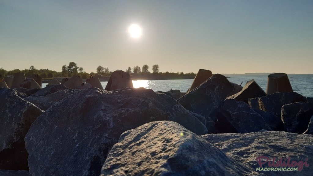 Päike, kivid ja meri